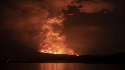 尼拉贡戈火山当地时间周六晚爆发后，湖畔城市戈马上空一片通红。据报火山熔岩在周日凌晨抵达当地的机场，情况正在恶化。