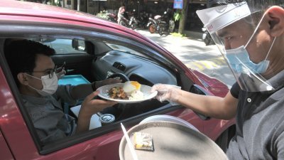 根据现有行管令的标准作业程序（SOP），餐馆禁止提供食客任何“车内用餐”服务。