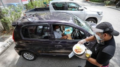 曼绒警区主任诺奥玛助理总监强调，国家安全理事会只是禁止餐馆提供 “泊车用餐”（Park@Dine）服务。（示意图）