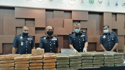 警方破获走私大麻行动，起获逾50万令吉大麻，左2为莫哈末罗梓。