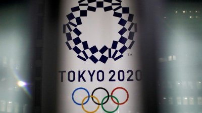 东京都厅舍建筑悬挂的东京奥运会宣传布条。（图取自路透社）