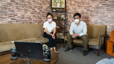 江瑞娟（左起）及李存孝召开线上记者会，促请国安会尽快允许强管区内的传统医药业者恢复营业。