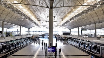 新冠肺炎疫情下，旅游和航空业受到重挫，香港国际机场大厅不见旅客。（图取自中通社）