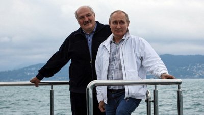 白罗斯总统卢卡申科（左）与俄罗斯总统普京，在周六一同搭船出海游览。（俄罗斯卫星通讯社/法新社）