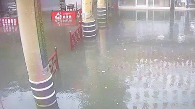 彰化县周日清晨不断打雷伴随大雨，鹿港地区甚至因瞬间大雨造成积水，鹿港天后宫正殿出现积淹水情形。（中央社）