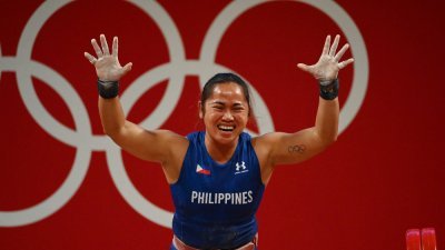 迪亚兹去年2月因疫情被迫滞留大马进行集训，但随后在东奥55公斤级项目拿下冠军，为菲律宾夺下史上首面奥运金牌。（图取自法新社）