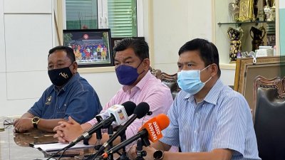 阿里莫哈末（右）表明立场，马六甲巫统拒绝与土团党在甲州选中合作，左起为莫哈末罗斯班尼及阿都拉扎。