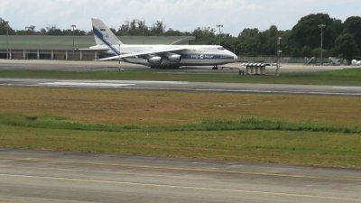 世界最大的货机 Antonov 124，在亚庇国际际机场降落，停泊在亚庇国际机场的停机坪上，引起注目。
