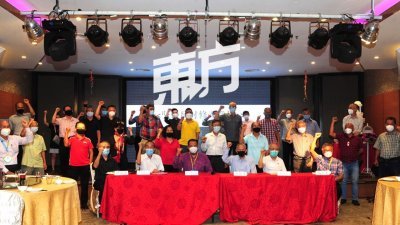 雪隆海南会馆元级老会员周一召开记者会，批评现任理事会动议修改章程，让原本任期只有6年的要务，延长至最高15年。
