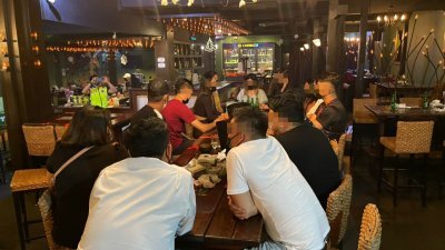 14名男女同桌聚餐，遭警方开罚每人5000令吉。