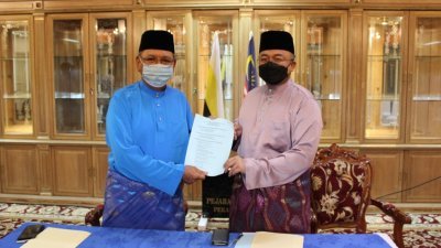 扎希迪（左起）在阿末苏艾迪陪同下，公布霹雳州苏丹纳兹林沙殿下65岁华诞的册封名单及详情。