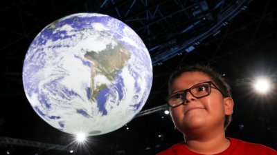 11岁的气候活动人士维拉出席第26届联合国气候变化大会。（图取自路透社）