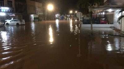 吉打哥打士打县水位尚未退去，多个家庭被安排迁往临时疏散中心。