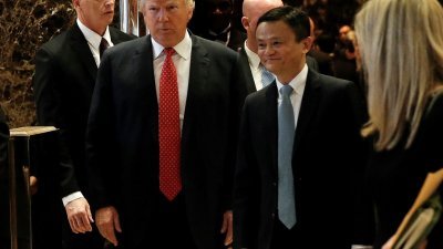 2017年1月9日，马云与刚当选美国总统的特朗普会面后，一同步出特朗普大厦的电梯。（图取自路透社）