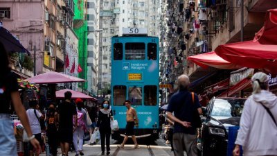 一辆电车穿过香港北角区的一个街市。（法新社）
