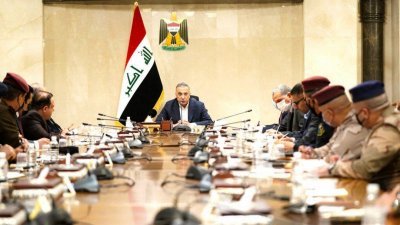 伊拉克总理卡迪米在住所遭到无人机袭击后，与高级安全官员召开会议。(图取自伊拉克总理新闻办公室/法新社)