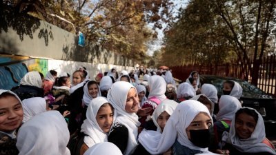 根据阿富汗第3大城赫拉特的居民周一披露，7至12年级的女子中学已重新开放。图为该国首都喀布尔的小学，女学生放学后离开学校。（路透社档案照）