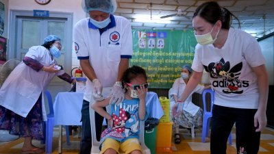 柬埔寨从本月1日开始，为5岁以上儿童注射疫苗。图为一名小女孩在首都金边的一家卫生中心，接种一剂中国科兴疫苗。(法新社)