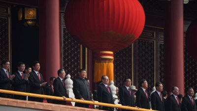 2019年10月1日庆祝中华人民共和国成立70周年，中国国家主席习近平（左5）与前国家主席胡锦涛（左4）和江泽民（左6），参加在天安门广场举行的阅兵式。（法新社）
