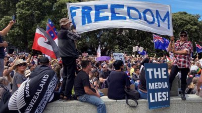 纽西兰民众周二在国会外示威，反对政府强制接种疫苗和封锁令，要求更多自由。（图取自路透社）


