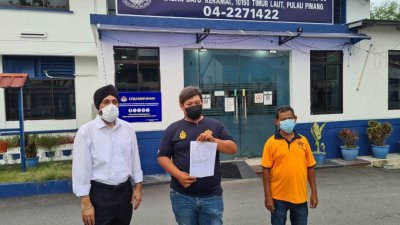 槟岛甘榜比桑义务消防队针对范盈的言论，前往警局报警，左起峇日星、王荣君及加玛。