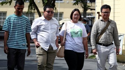泰国学运领袖帕努彭（左起）、巴利、帕努沙雅以及人权律师阿农去年11月30日，就呼吁政府废除刑法112条，被视为冒犯君主罪的行为，被警方传唤赴警局承认指控。（图取自路透社）