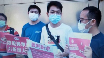 在香港，有外送平台Foodpanda的送递员因不满资方压低每张接单的服务费底价、自雇人士保险不足等，周六下午起一连两天发起罢工，料有300名车手和“步兵”参与。图为7月时，Foodpanda送递员在香港举行示威。（翻摄自香港非政府组织“中国劳工通讯”网站）