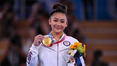 苏妮莎·李7月在东京奥运会的女子体操个人全能决赛中赢得金牌。（图取自路透社）