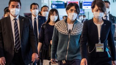 真子（右3）与丈夫小室圭（右2）周日上午抵达往东京羽田机场。（图取自法新社）