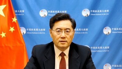 中国驻美大使秦刚以视讯方式发表贺词，表示中国加倍努力推动两岸融合发展，但绝不承诺放弃使用武力。