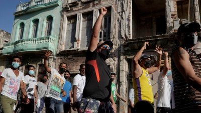 古巴持不同政见者计划在周一（15日）古巴恢复开放边境这一天举行游行活动。图为今年7月，民众在首都哈瓦那街头示威。（图取自路透社）