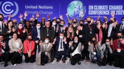 在英国苏格兰格拉斯哥举行的联合国气候变化大会上，代表们当地时间周六合影留念。（路透社）