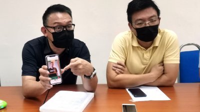 林道祥（左）展示大耳窿发送有蔡建文照片的视频，对方自称为蔡建文恐吓案主谋。右为洪敦集。