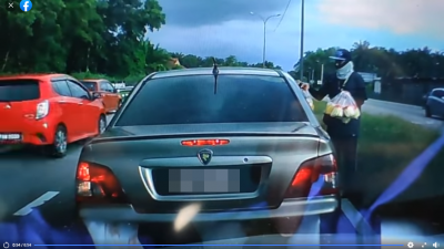 宝腾轿车突然停在路中央买芒果，导致后方3辆汽车连环撞。