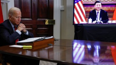 美国总统拜登（左）于美东时间周一晚间（大马时间周二上午），在白宫透过视频与中国国家主席习近平举行线上中美峰会。（图取自路透社）