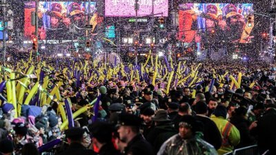 2019年数十万人挤在纽约时报广场狂欢迎接2020年的景象，将在今年的最后一天重现。（图取自路透社）