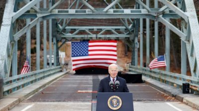 美国总统拜登当地时间周二造访新罕布什尔州，并在当地的NH 175 桥上就基础设施建设项目发表讲话。-路透社-