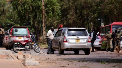 乌干达警察和爆炸专家镇守在爆炸的案发现场。-路透社-