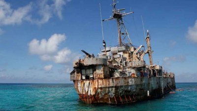 菲律宾自1999年以来，在仁爱礁故意放置一艘搁浅的海军陆战队运输船，宣示在仁爱礁拥有主权。（路透社档案照）