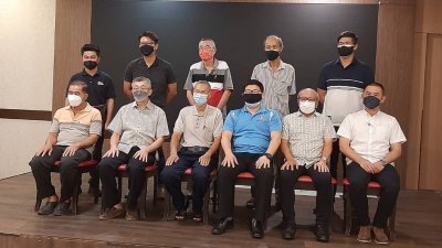 北马轮胎公会已召开会员大会及改选，吴健荣（前排左2起）及吴金祥、洪稚茗（前排右3）与理事成员合影。