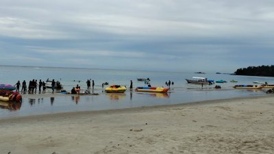 波德申多个海滩拥有各类水上活动深受游客欢迎，但原定今年实行向水上活动业者征收的“水上活动执照费”政策，如今已暂缓。
