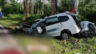 休旅车猛撞路边大树，车内6人被抛出车外，跌落路边草丛。