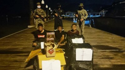大马皇家海军巡逻艇成功在我国海域逮捕企图走私香烟进入我国的3名印尼籍男子。