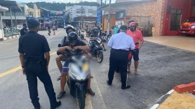 警方设路障检查在邦咯岛租用摩哆的游客。