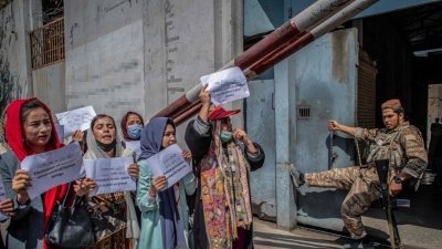 阿富汗塔利班要求女性不得出演电视剧，女记者、女主持人在荧幕前出现时也必须戴上头巾。图为喀布尔妇女早前上街争取权利。（图取自法新社）