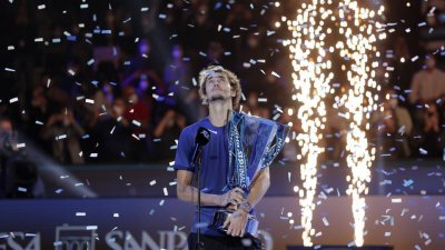东奥网球男单金牌泽瑞夫直落两局，横扫卫冕冠军梅德韦杰夫 (Daniil Medvedev)，二度拿下ATP世界巡回年终赛冠军。（图取自路透社）