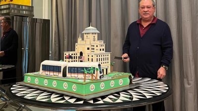 陛下切下马新捷运造型蛋糕，庆祝63岁生日。