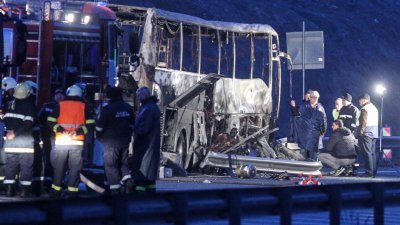 在保加利亚一条高速公路起火的旅游巴士，被烧剩骨架。（图取自法新社）