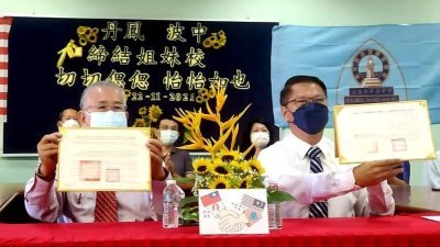 波中董事长莫泰波（左）与校长张永庆出席线上签约仪式。