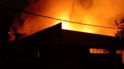 布先大街3间双层店屋于凌晨遭火魔造访，消拯队花了4个多小时才控制和扑灭大。
